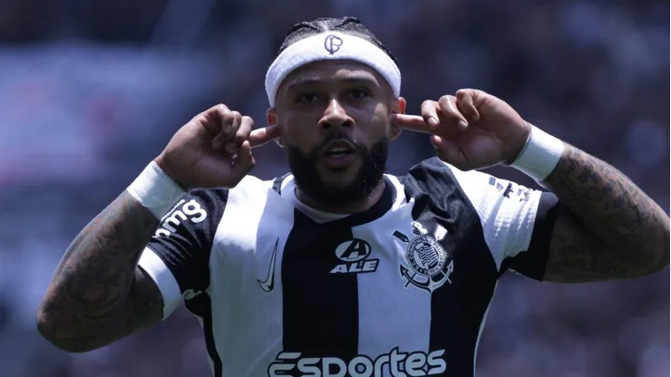 Memphis Depay comemorando seu gol em Corinthians X Cruzeiro, pelo Brasileirão, na Neo Química Arena. Foto: Humberto Oliveira