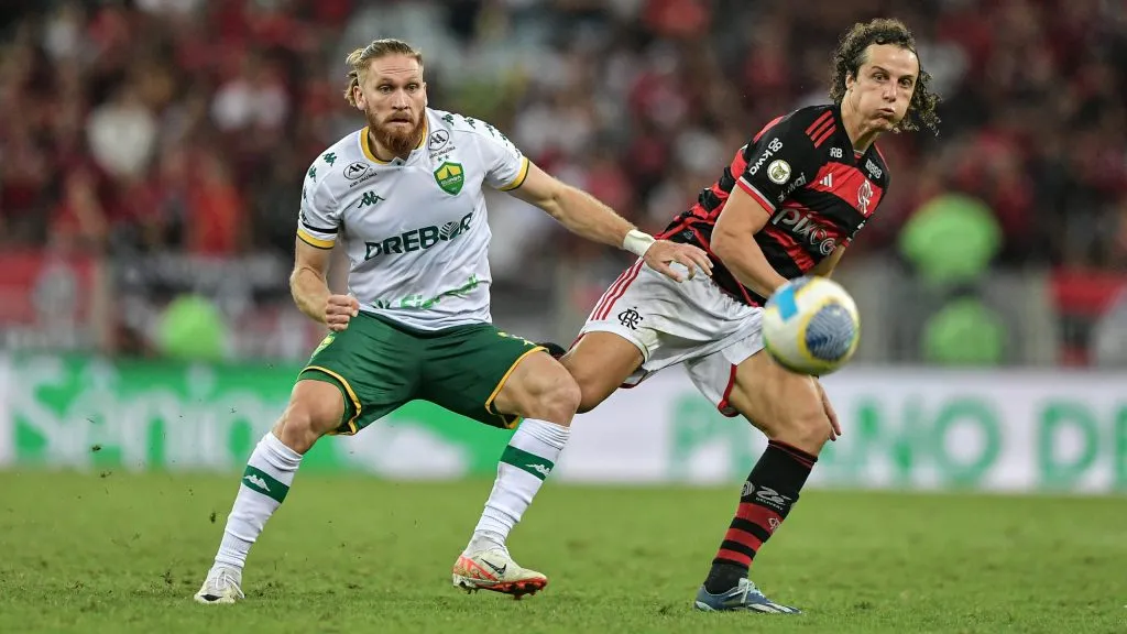 Pitta e David Luiz disputando lance. Foto: Thiago Ribeiro/AGIF
