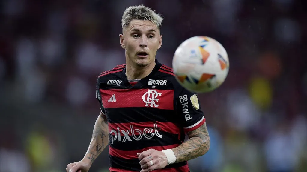 Varela durante partida. Foto: Alexandre Loureiro/AGIF