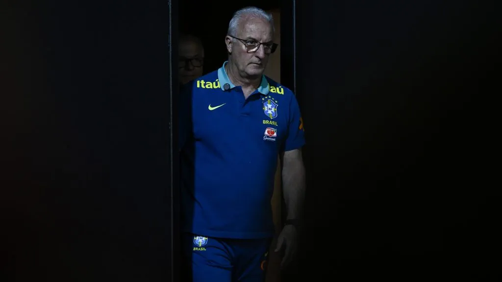 Dorival Júnior é contestado por todos os brasileiros - Foto: Mateus Bonomi/AGIF.