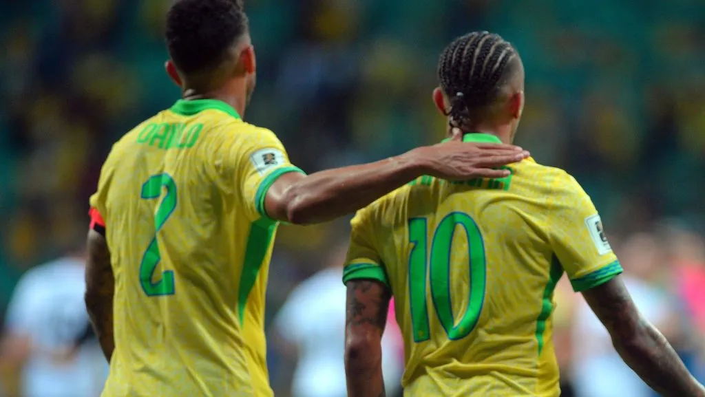 Danilo e Raphinha lamentando. Foto: Walmir Cirne/AGIF