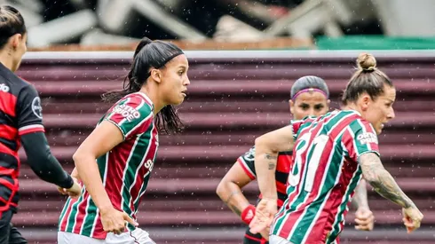 Guerreiras do Fluminense disputam lance com rivais do Flamengo na primeira partida da final do Carioca Feminino, no Luso Brasileiro