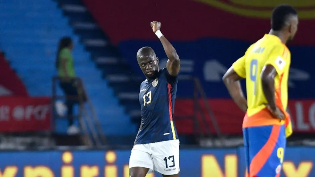 Enner Valencia em jogo pelo Equador contra a Colômbia