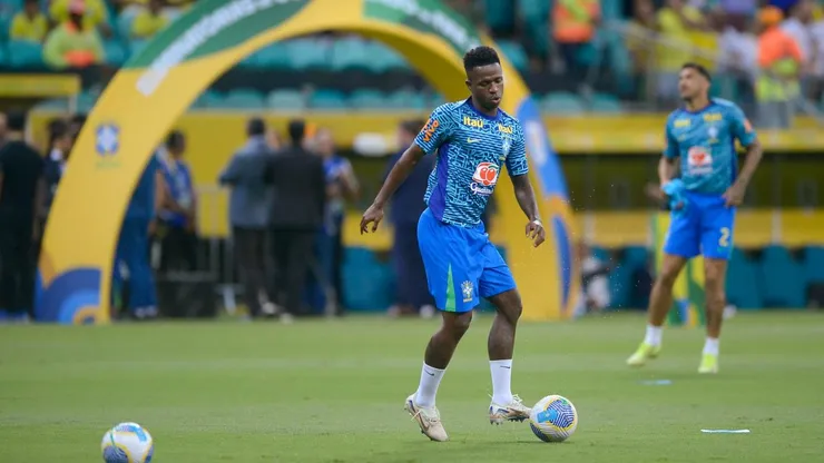 Vini Jr aparece no aquecimento para Brasil x Uruguai. Foto: Jhony Pinho/AGIF