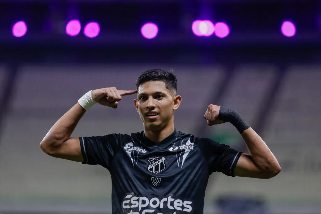 Erick Pulga comemora gol pelo Ceará. Foto: Lucas Emanuel/AGIF