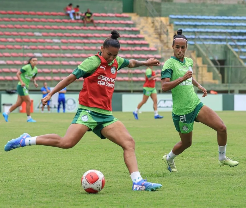 Poliana disputa lance com companheira de elenco do Palmeiras durante atividade de preparação no CT em Jundiaí para final do Campeonato Paulista Feminino. Foto: Paloma Cassiano/Palmeiras
