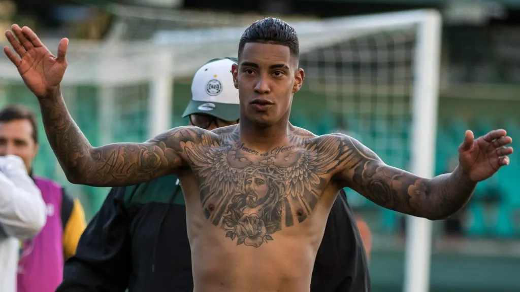 Alef Manga abriu o jogo sobre jogar no Vasco – Foto: Robson Mafra/AGIF