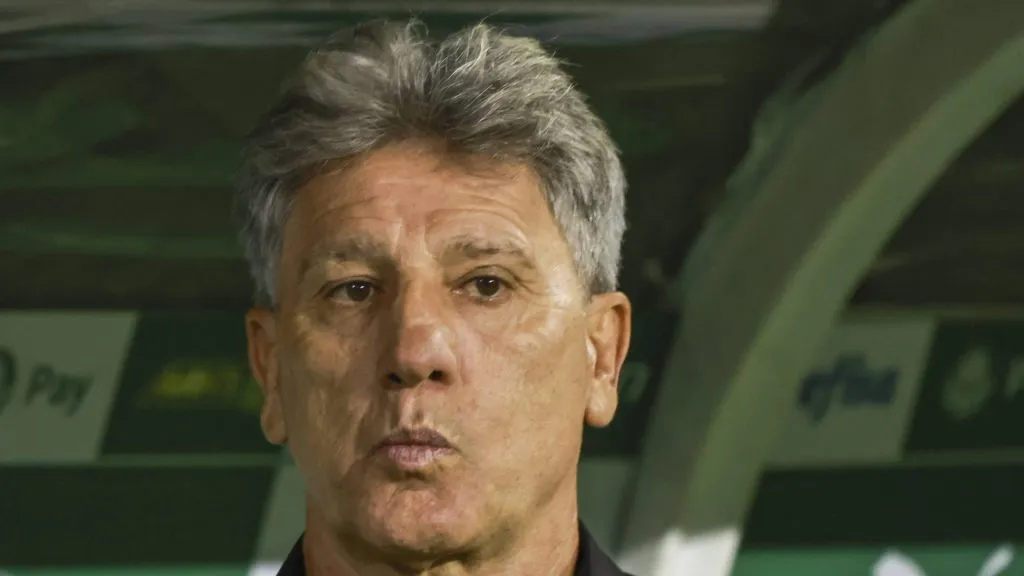 Foto: IMAGO / TheNews2 – Além de Luís Castro, Renato Gaúcho, Cuca e outros treinadores são analisados na Vila Belmiro.