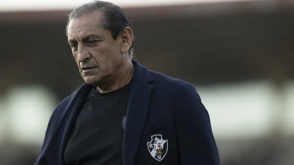 Ramón Díaz cabisbaixo. Foto: Jorge Rodrigues/AGIF