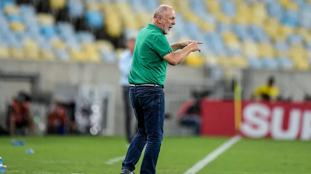 Mano Menezes aparece como fator importante para conquista dos três pontos em casa – Foto: Thiago Ribeiro/AGIF