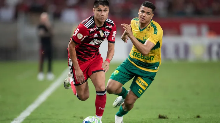 Rikelme jogador do Cuiabá disputa lance com jogador do Flamengo durante partida na Arena Pantanal pelo Campeonato Brasileiro A 2023. Foto: Gil Gomes/AGIF