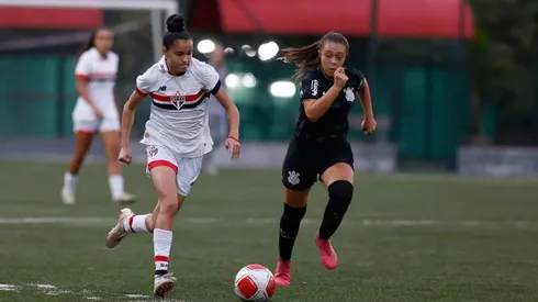 Jogadora do Corinthians disputa lance com a rival do São Paulo em jogo valendo classificação na final do Paulista Feminino Sub-17
