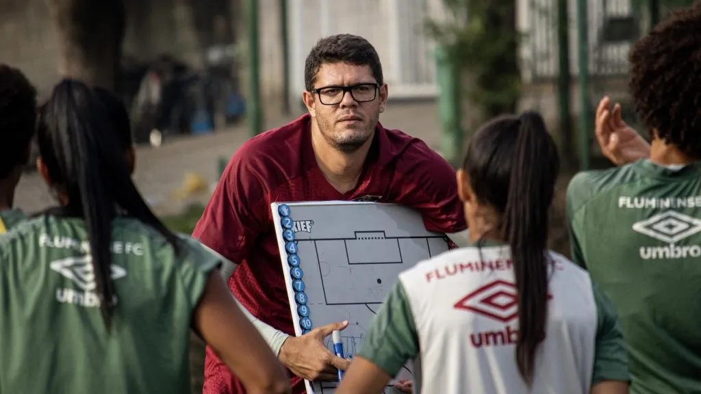 Hoffmann Túlio, treinador do Fluminense durante treino técnico das Guerreiras do Flu para o Campeonato Paulista. Foto: Leonardo Brasil/FFC