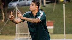 Hoffmann Tulio, técnico do Fluminense Feminino durante jogo decisivo contra o Flamengo na final do Campeonato Carioca Feminino