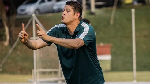 Hoffmann Tulio, técnico do Fluminense Feminino durante jogo decisivo contra o Flamengo na final do Campeonato Carioca Feminino