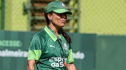 Camilla Orlando, técnica do Palmeiras Feminino observa desempenho do elenco durante treino no CT em Jundiaí