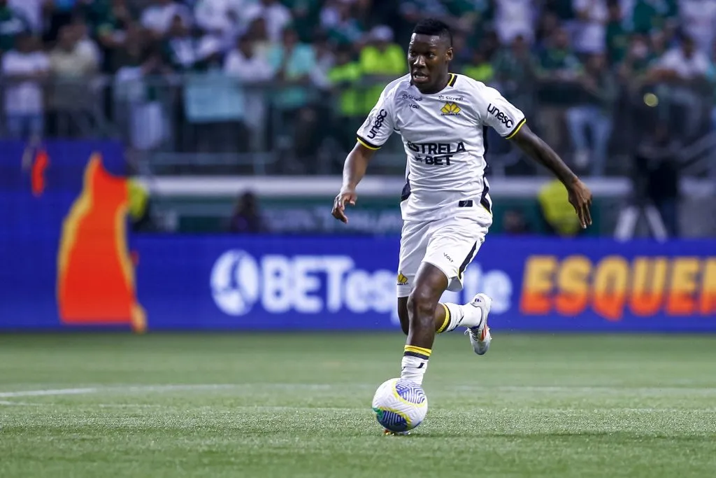 Patrick de Paula pode voltar mais cedo ao Botafogo e reforçar o meio-campo. Foto: Marco Miatelo/AGIF