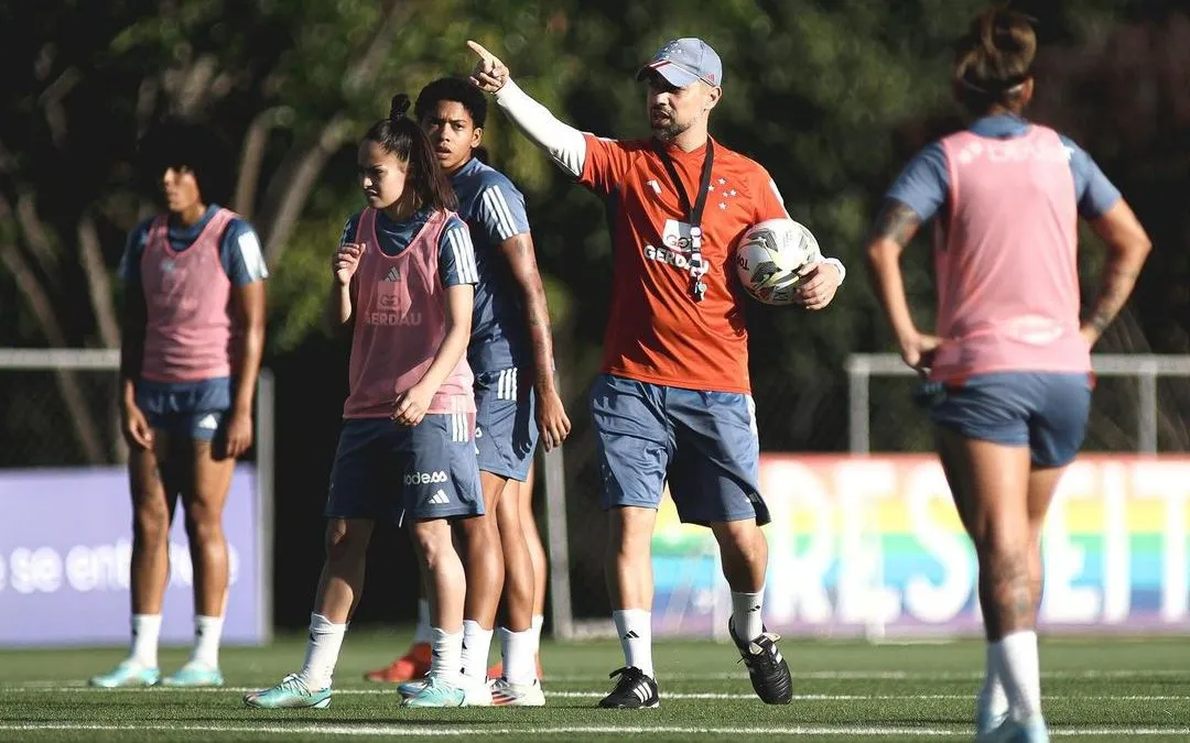 Juan Arias, técnico do Cruzeiro orienta as jogadoras durante treino no CT. Foto: Gustavo Martins/Cruzeiro