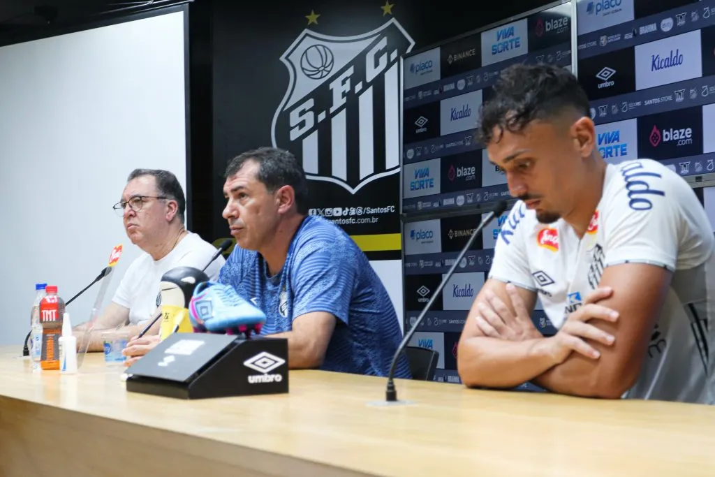 Marcelo Teixeira, Carille e Pituca durante coletiva de imprensa. Foto: Reinaldo Campos/AGIF