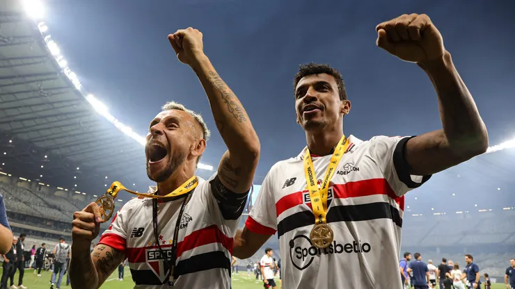Rafinha e Luiz Gustavo comemoram título pelo SPFC. Foto: Gilson Lobo/AGIF