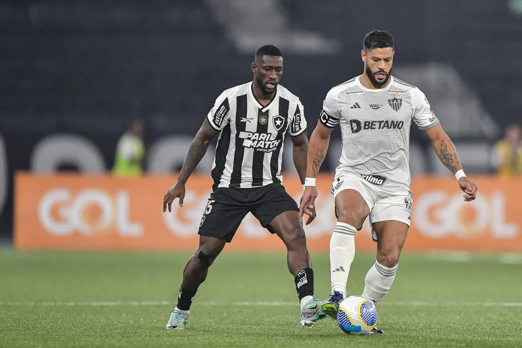 RJ – RIO DE JANEIRO – 07/07/2024 – BRASILEIRO A 2024, BOTAFOGO X ATLETICO-MG – Bastos jogador do Botafogo disputa lance com Hulk jogador do Atletico-MG durante partida no estadio Engenhao pelo campeonato Brasileiro A 2024. Foto: Thiago Ribeiro/AGIF