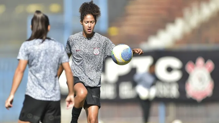 Gi Fernandes, jogadora do Corinthians durante treino coletivo para semifinal contra o São Paulo pelo Campeonato Paulista Feminino