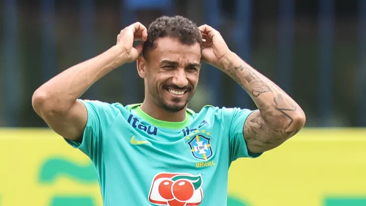 Danilo volta ao time titular da Seleção Brasileira