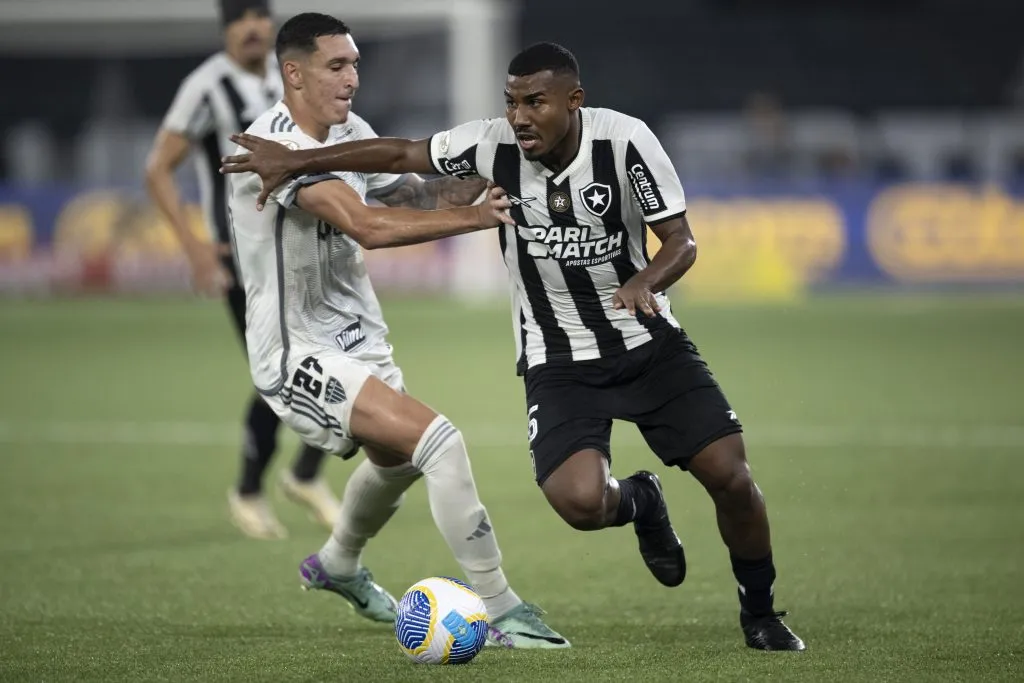 Botafogo defende marca de invencibilidade de mais de 100 dias contra o Galo. Foto: Jorge Rodrigues/AGIF