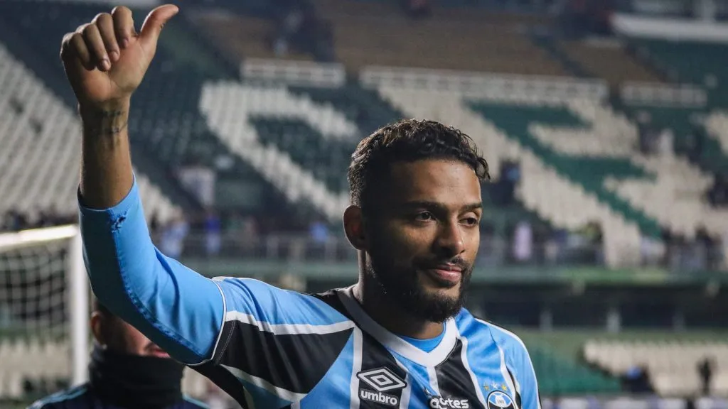 Reinaldo vai sair do Grêmio - Foto: Leonardo Hübbe/AGIF.