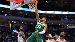 Giannis Antetokounmpo enterra contra os Bulls em Milwaukee (Photo by Stacy Revere/Getty Images)