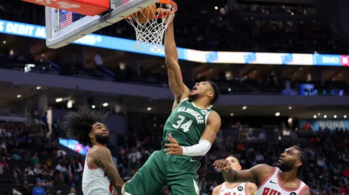 Giannis Antetokounmpo enterra contra os Bulls em Milwaukee (Photo by Stacy Revere/Getty Images)