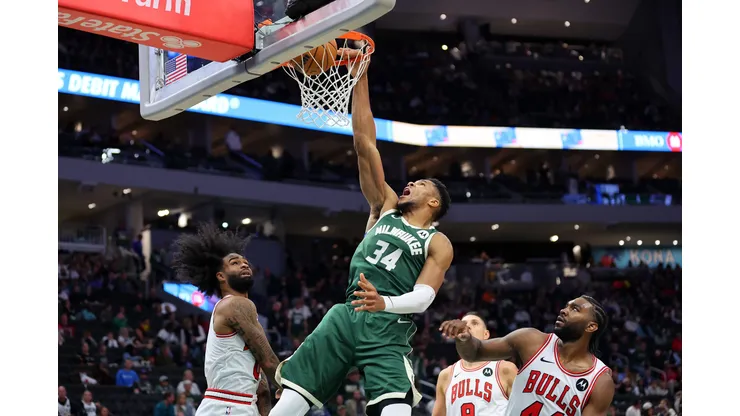 Giannis Antetokounmpo enterra contra os Bulls em Milwaukee (Photo by Stacy Revere/Getty Images)