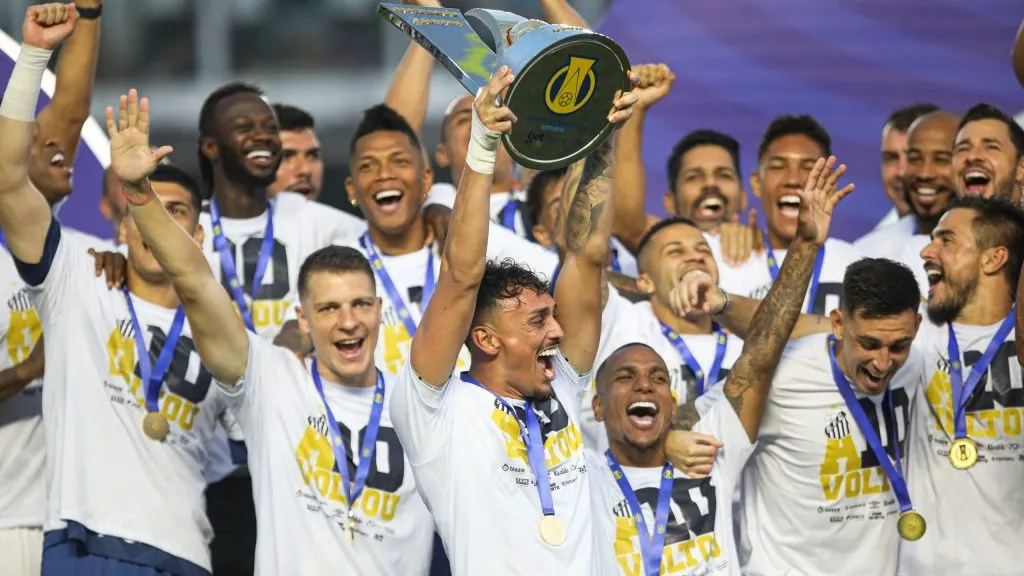 Diego Pituca jogador do Santos levanta a taca de campeão durante cerimonia de premiação ao final da partida contra o CRB na Vila Belmiro pe Campeonato Brasileiro B 2024. Foto: Reinaldo Campos/AGIF