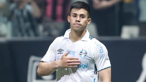 Aravena em jogo do Grêmio. Gilson Lobo/AGIF.