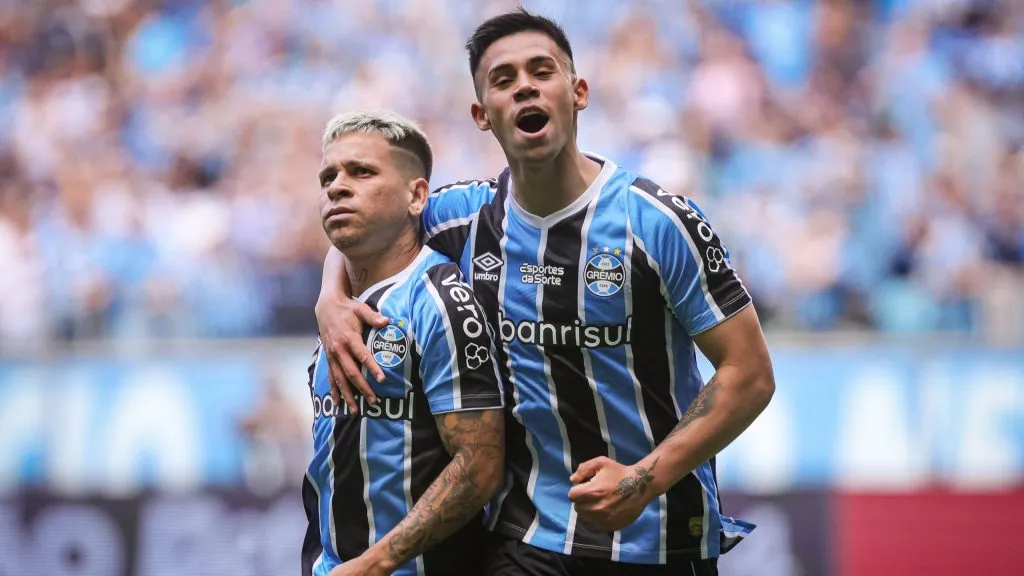Soteldo e Aravena vão se enfrentar nas Eliminatórias e podem desfalcar o Grêmio – Foto: Maxi Franzoi/AGIF