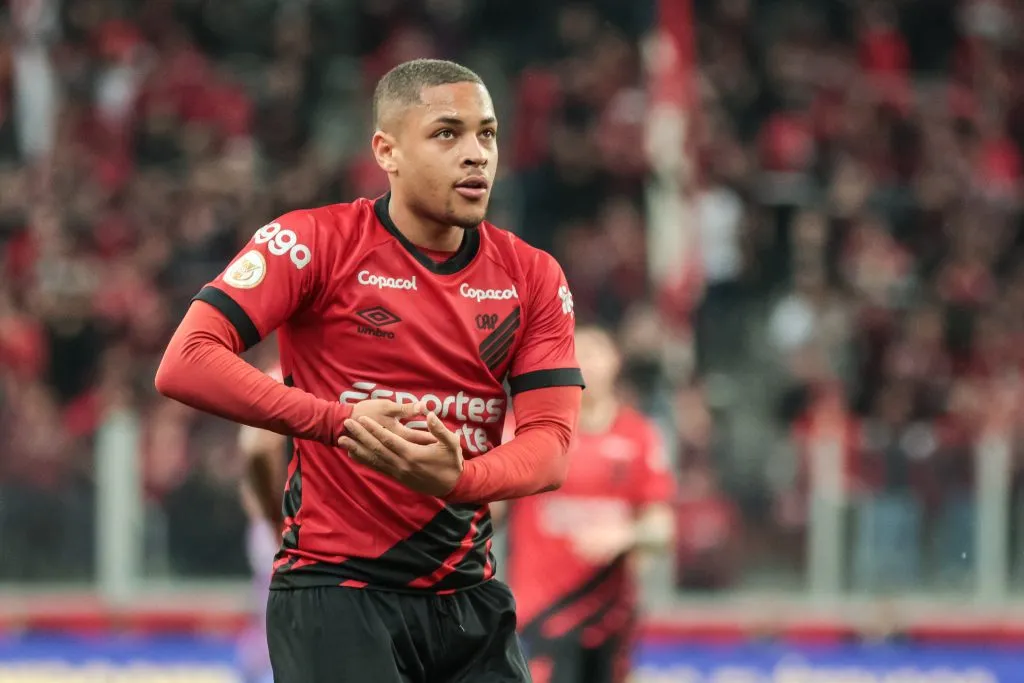 Foto: Robson Mafra/AGIF – Vitor Roque na mira flamenguista