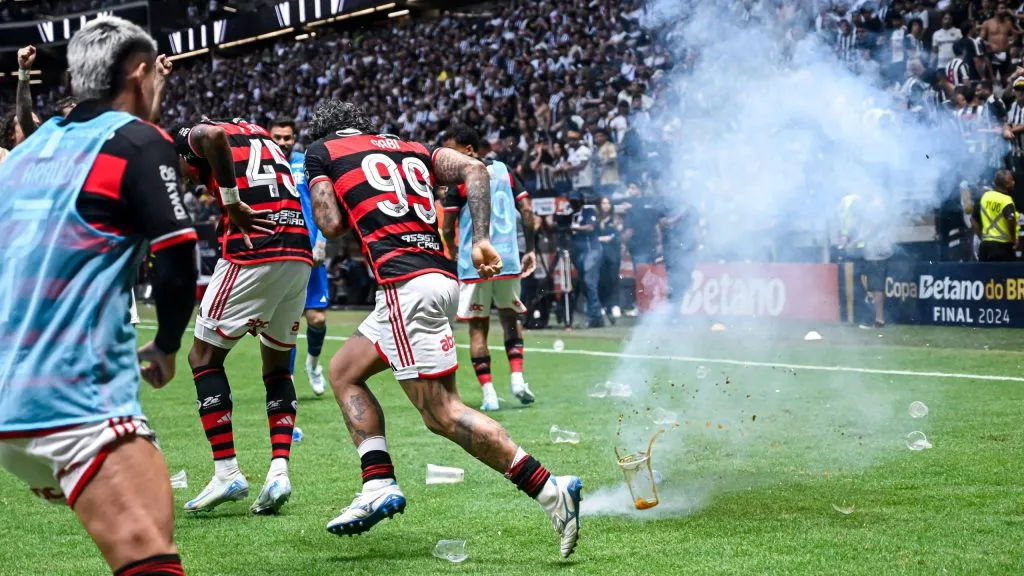 Bombas sendo arremessadas no gramado da Arena MRV. Foto: Nayra Halm/Fotoarena m