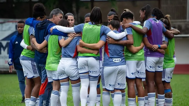 Cabulosas do Cruzeiro durante pausa no aquecimento para duelo contra o Nacional que resultou na classificação das mineiras na final do Campeonato Mineiro