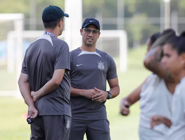 Bresso Basso, auxiliar técnico durante preparação das Brabas com apoio do treinador Lucas Piccinato com foco no titulo do Campeonato Paulista Feminino. Foto: Rodrigo Gazzanel/Agência Corinthians