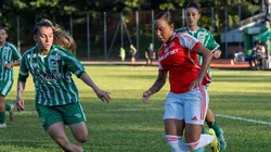 Jogadora do Internacional disputa lance com adversária do Juventude em jogo decisivo pela classificação na final do Gauchão Feminino