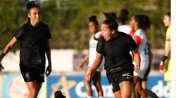 Jaqueline, do Corinthians comemora golaço sobre o Pinda com Isabela, companheira de elenco