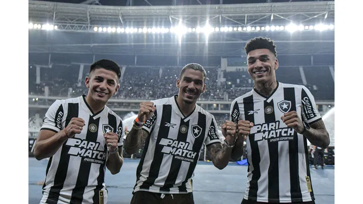 RJ - RIO DE JANEIRO - 07/07/2024 - BRASILEIRO A 2024, BOTAFOGO X ATLETICO-MG - Allan, Almada e Igor Jesus jogadores do Botafogo apresentados a torcida antes da partida contra o Atletico-MG no estadio Engenhao pelo campeonato Brasileiro A 2024. Foto: Thiago Ribeiro/AGIF
