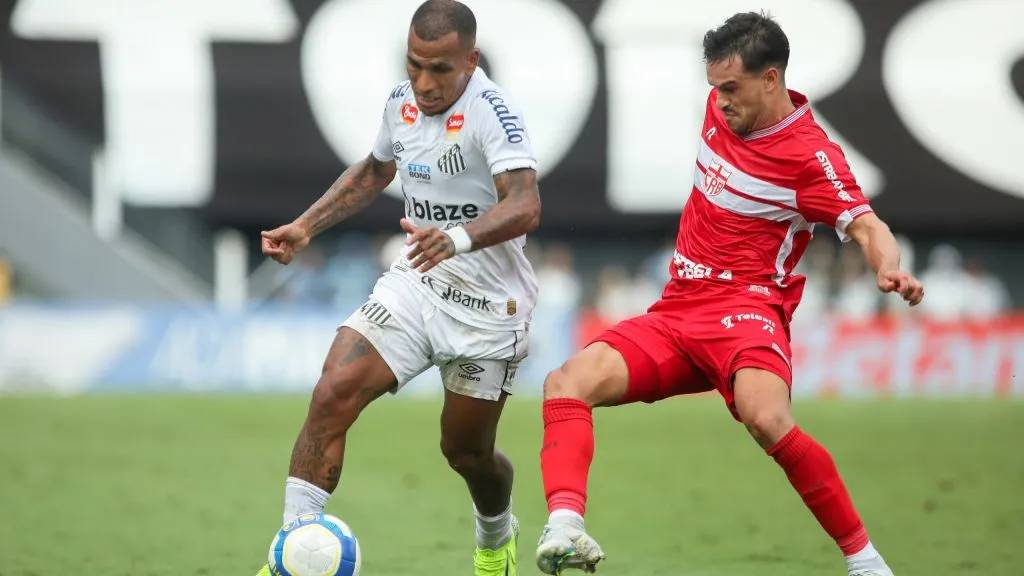 Otero jogador do Santos durante partida contra o CRB na Vila Belmiro pelo Campeonato Brasileiro B 2024. Foto: Reinaldo Campos/AGIF