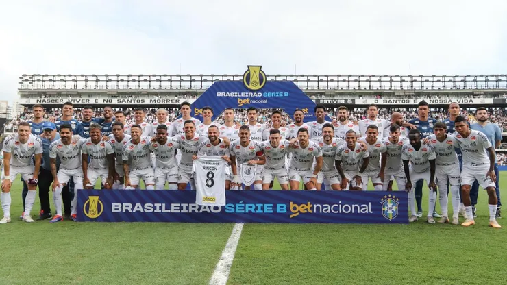 SP - SANTOS - 17/11/2024 - BRASILEIRO B 2024, SANTOS X CRB - Jogadores do Santos posam para foto de campeão do Campeonato Brasileiro B 2024. Foto: Reinaldo Campos/AGIF