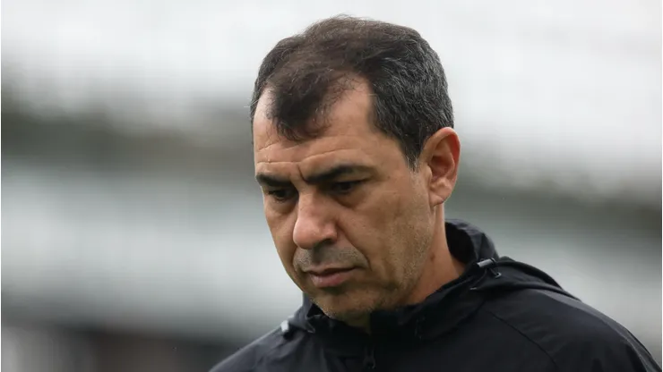 Fábio Carille, treinador do Santos, é muito criticado pelos santistas