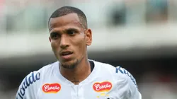 Otero, meio-campista do Peixe, durante jogo da Série B.