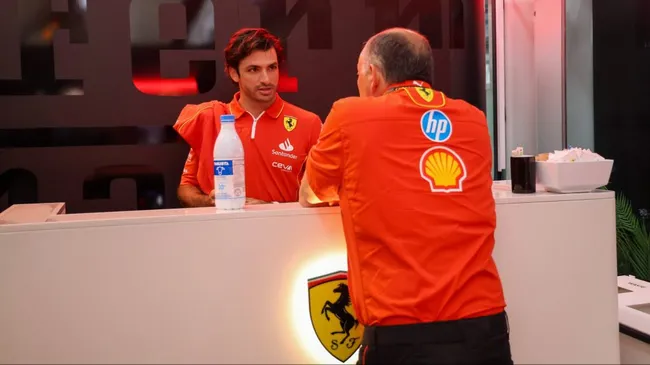 Carlos Sainz em conversa com Fed Vasseur, chefe da Ferrari