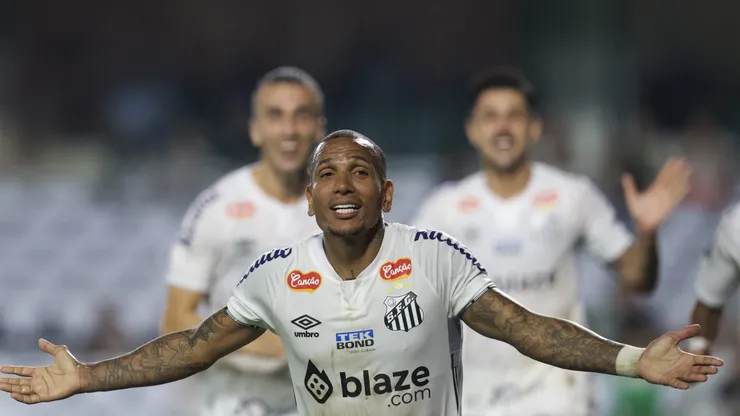 Otero jogador do Santos comemora seu gol durante partida contra o Coritiba no Estádio Couto Pereira pelo Campeonato Brasileiro B 2024. Foto: Hedeson Alves/AGIF