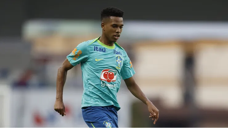 Estêvão treinando com a Seleção Brasileira de Dorival Júnior.