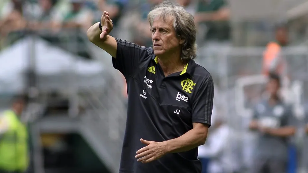 Jorge Jesus durante partida. Foto: Bruno Ulivieri/AGIF